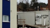 Hærverk mot moskébygging Anleggsbrakkene ved Hauketos nye moské ble nylig griset ned med nazistisk grafitti.