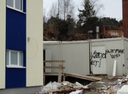 Anleggsbrakkene ble tilgriset med nazistiske slagord.