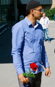 - Jeg håper du finner fred, sier den unge mannen på bildet før han gir rosen til hatpredikanten på kassen.