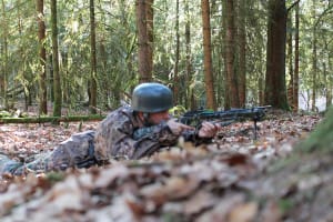 Varg Vikernes med armbrøst og SS-kamuflasje.