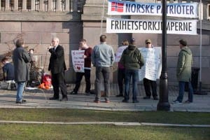 lite folk og sammenbrudd i lydanlegget preget demonstrasjonen.