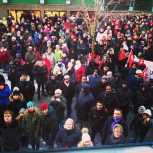 300 mennesker møtte opp for å vise solidaritet etter moskebrannen.