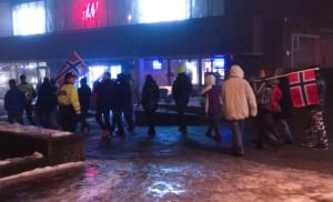 PEGIDAS 17 tilhengere i Tønsberg ble møtt av flere hundre motdemonstranter.