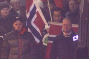 På vei opp på den andre siden av rådhuset går den unge mannen og Hermansen fortsatt side ved side fulgt av ledelsen i SIAN.