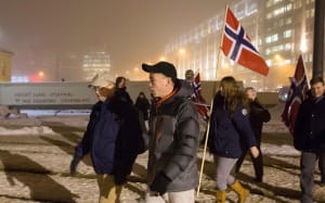 På vei fra rådhuset ned mot kaia. TV2s intervjuobjekt i ivrig passiar med Max Hermansen. Bak dem går en rekke ledende personer fra SIAN.