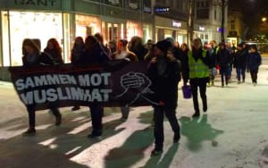 50 motdemonstranter møtte PEGIDAS lille flokk i Tønsberg.