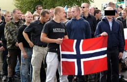 Den pågrepne nazisten helt til høyre i bildet under en minnemarsj for Rudolf Hess i Tyskland i Tyskland.