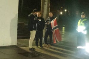 Frode Johnsen, med flagg, sier nå at han IKKE er leder for PEGIDA i Østfold.