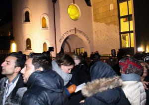 I en splittet verden er samhold vårt eneste alternativ, som her, ved synagogen i Oslo.
