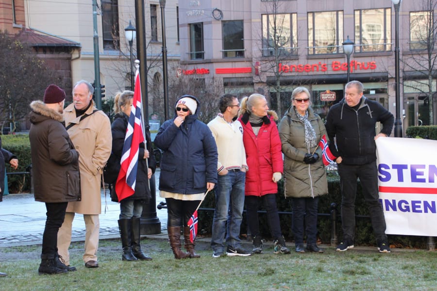 Tradisjonen tro for slike demonstrasjoner var det flust med balkongflagg og små håndholdte flagg.